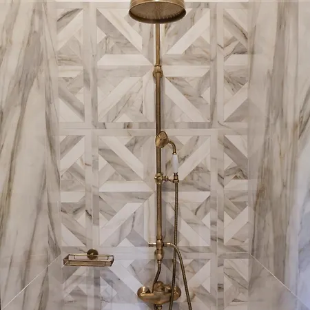 לינה וארוחת בוקר Aylin Executive